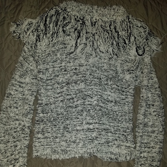 Black and white ZiZi sweater - Picture 2 of 5